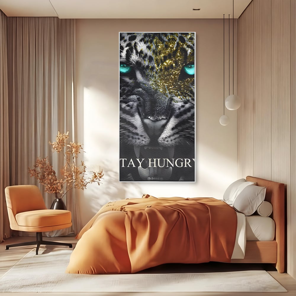 Tablou canvas cu tablou canvas cu leu fioros, in rama de aluminiu argintiu, pe perete intr-un dormitor